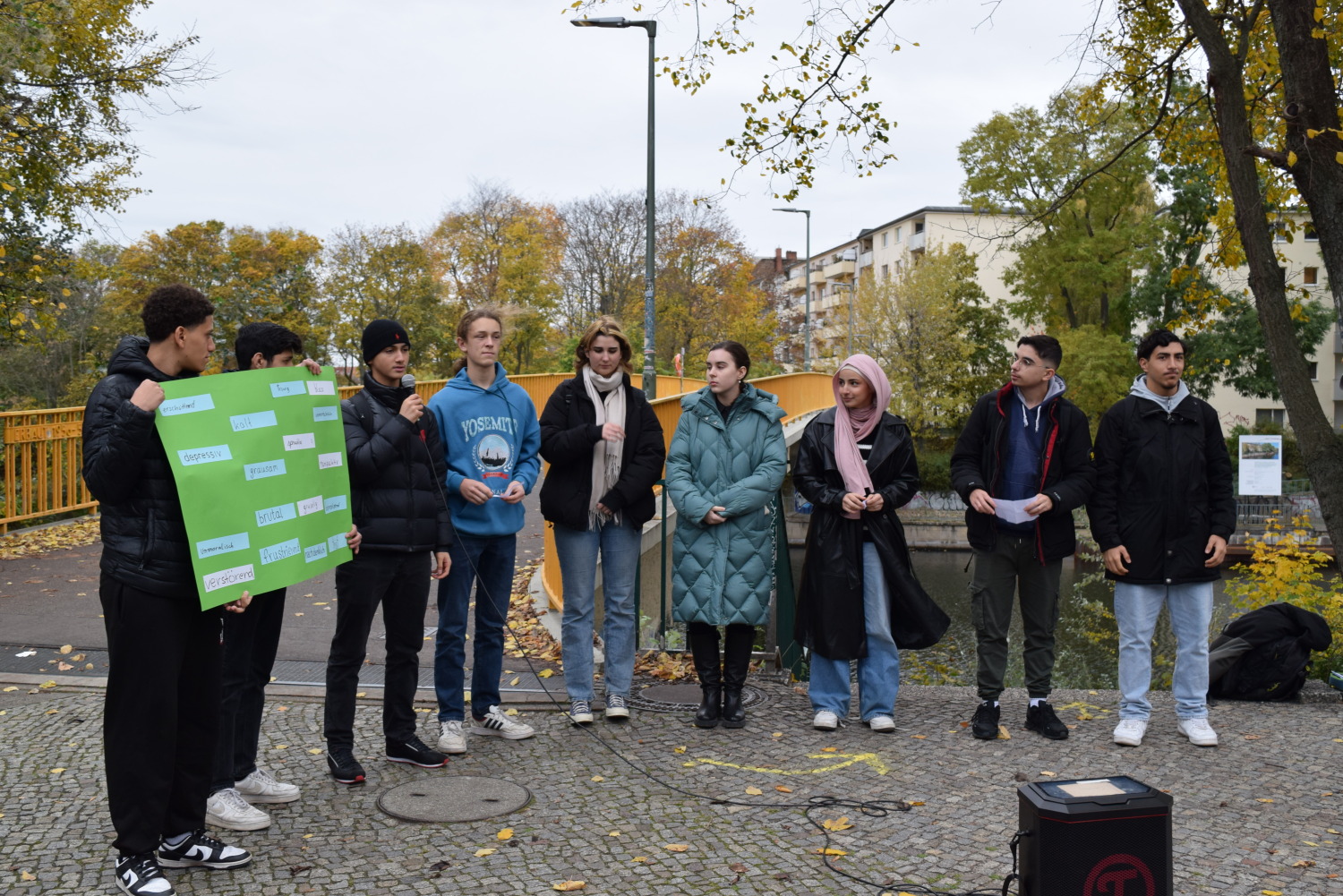 Die Schüler*innen des Tiergarten-Gymnasiums trugen die Schicksale jüdischer Menschen aus der Nachbarschaft in der Zeit des Nationalsozialismus vor.