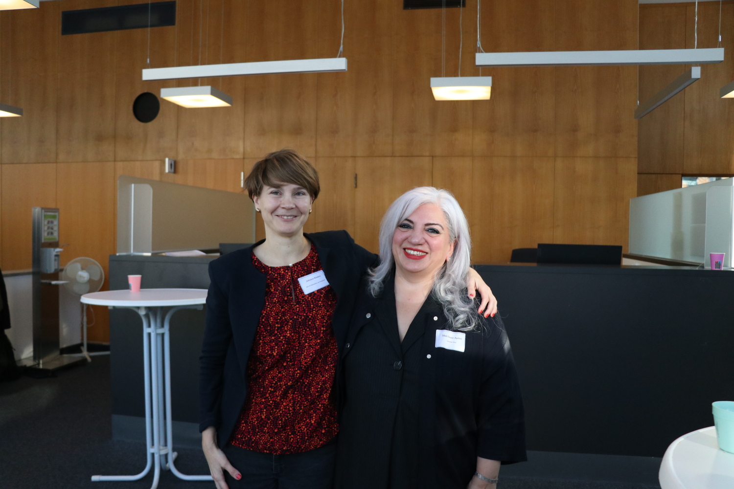 Johanna Kösters und Sibel Duyar-Aydinli vor dem BVV-Saal.