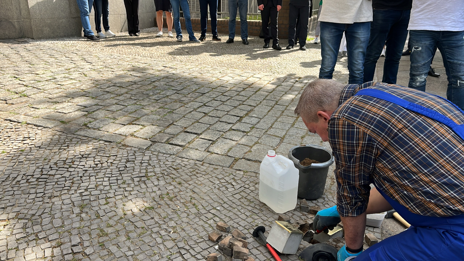 Die Stolpersteine werden vor dem ehemaligen Haupteingang des Jüdischen Krankenhauses in der Iranischen Straße eingelassen.