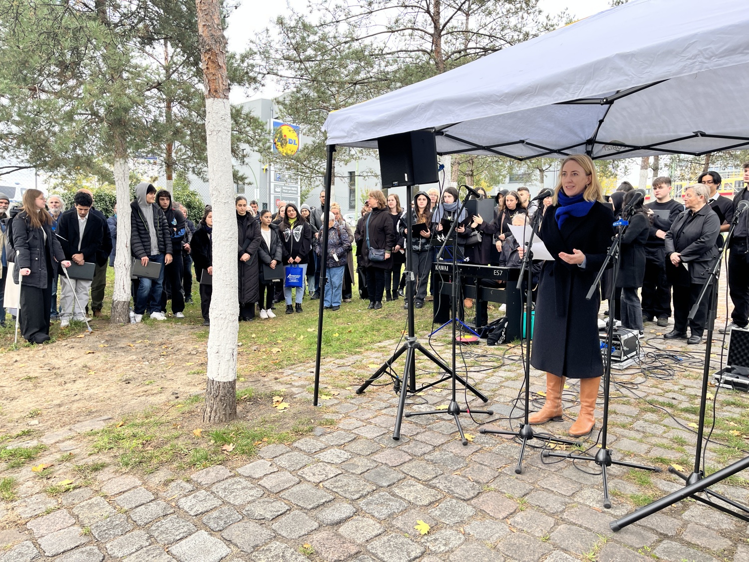 Bezirksstadträtin Dr. Almut Neumann spricht auf der Gedenkveranstaltung zur Erinnerung an die Reichspogromnacht am Güterbahnhof Moabit.