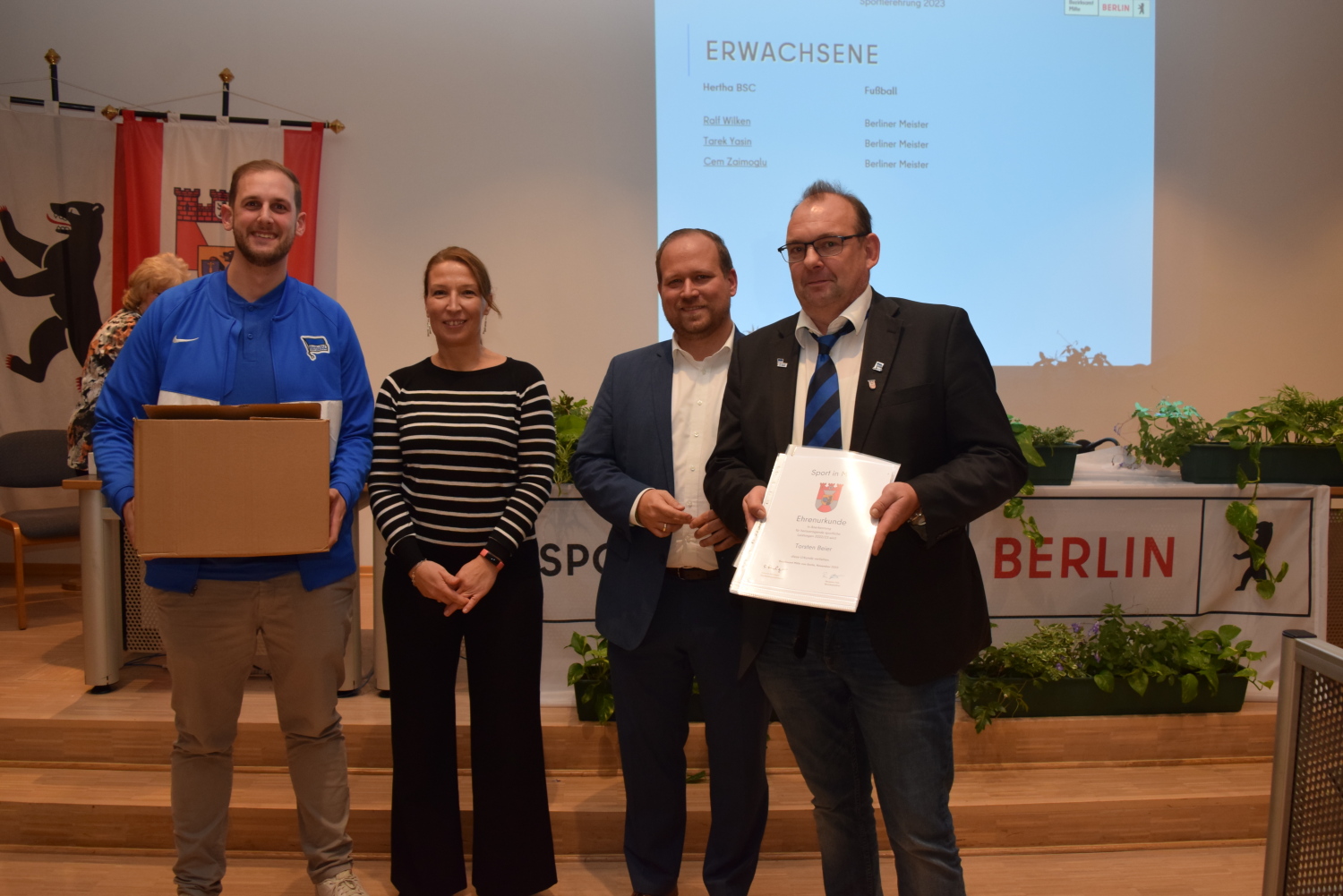 Noch mehr Urkunden für Berlin-Meister Hertha BSC: Marcel Torba (l.) und Karsten Gründling (r.).