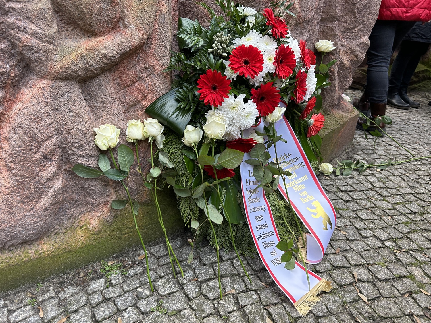 Kranzniederlegung vor der Skulptur von Ingeborg Hunzinger, Rosenstraße, Berlin-Mitte