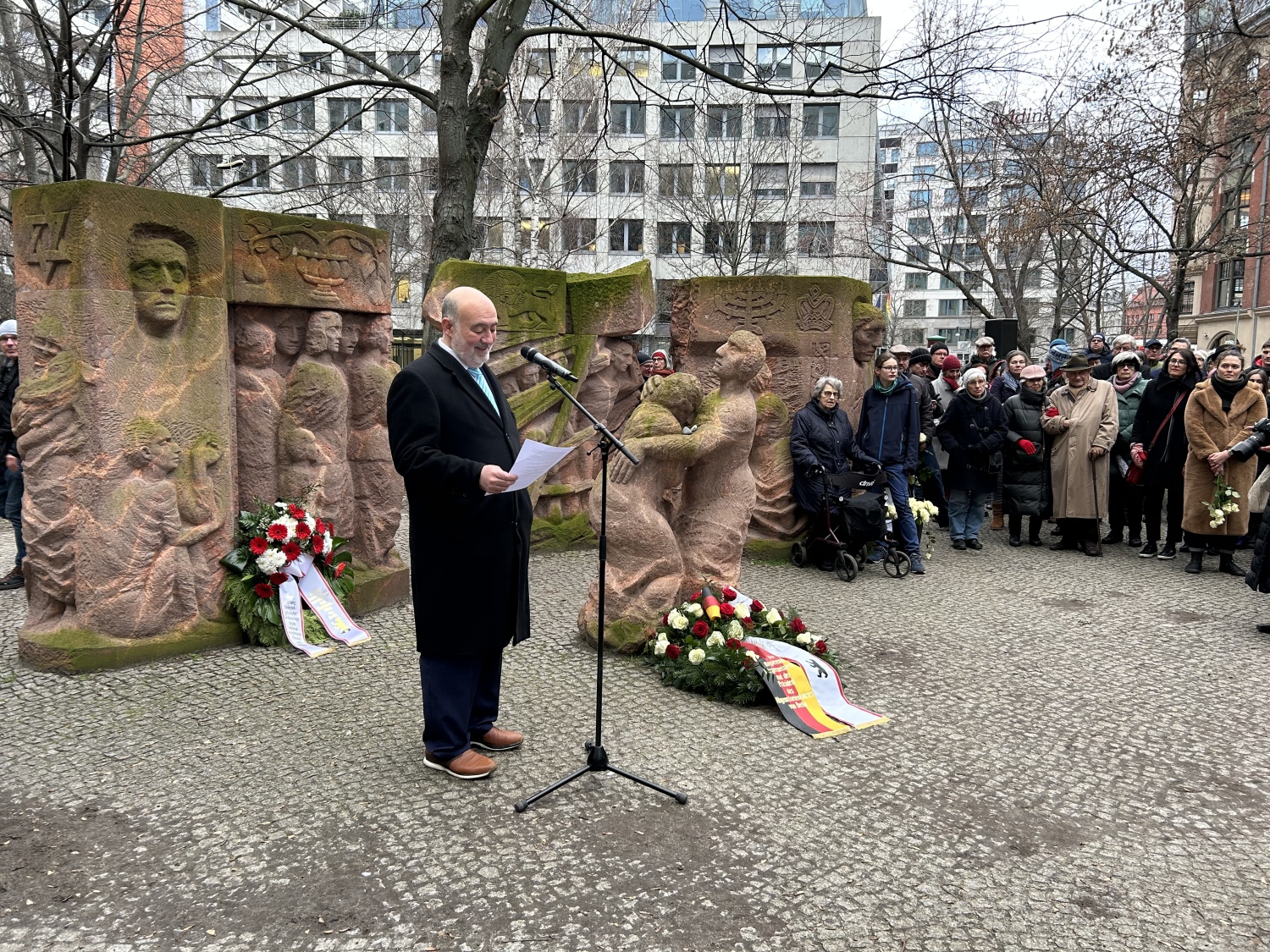 Gedenkfeier vor der Skulptur von Ingeborg Hunzinger, Rosenstraße, Berlin-Mitte