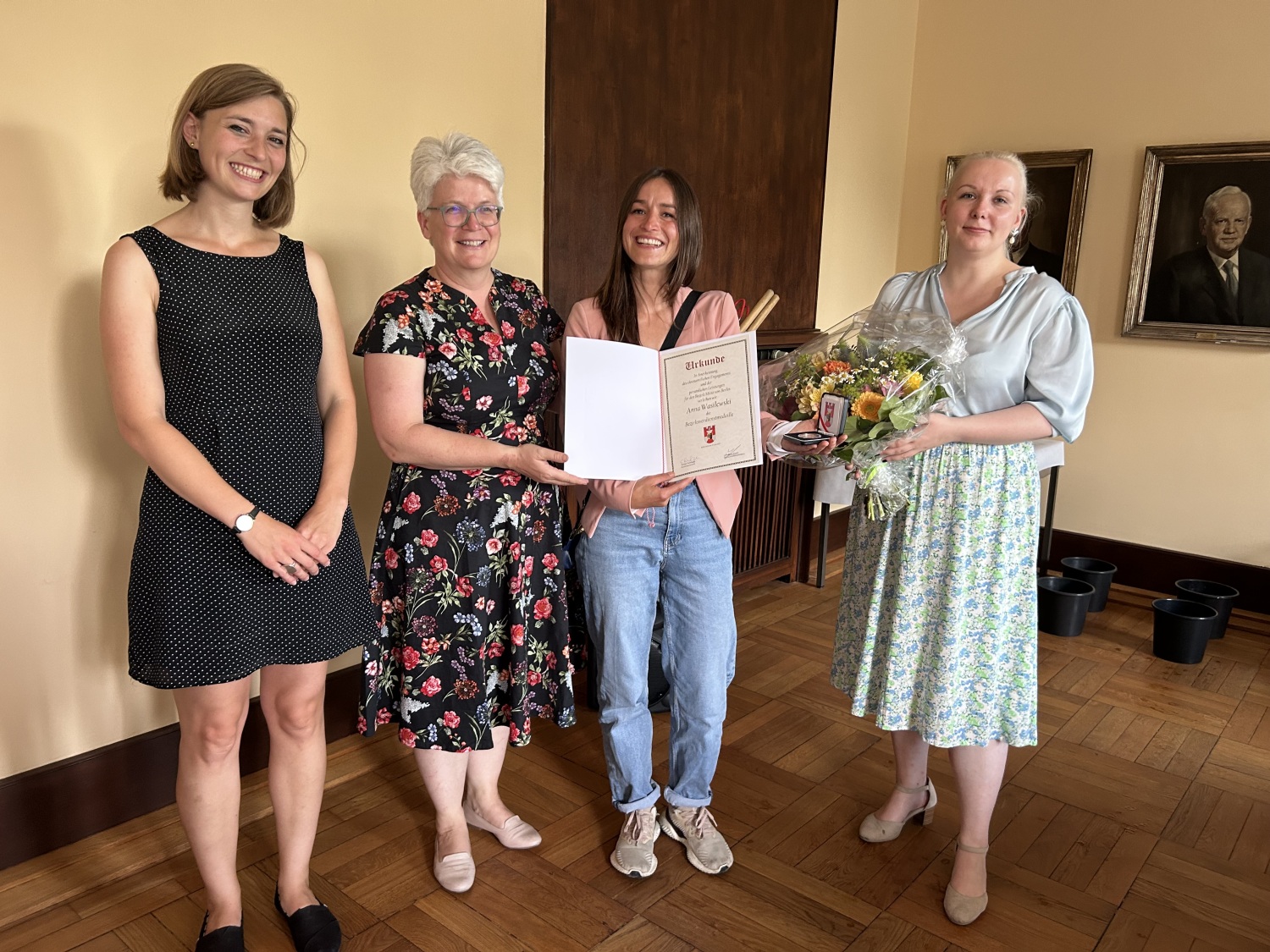 Laudatorin Hanna Steinmüller, Bezirksbürgermeisterin Stefanie Remlinger, Preisträgerin Anna Wasilewski und BVV-Vorsteherin Jelisaweta Kamm (v.l.).