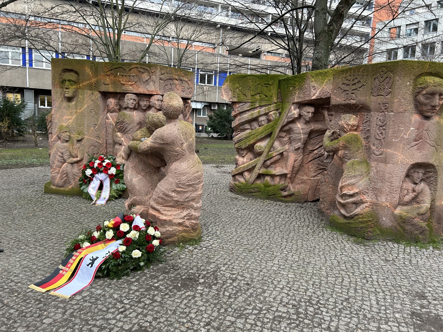 Kranzniederlegung vor der Skulptur von Ingeborg Hunzinger, Rosenstraße, Berlin-Mitte