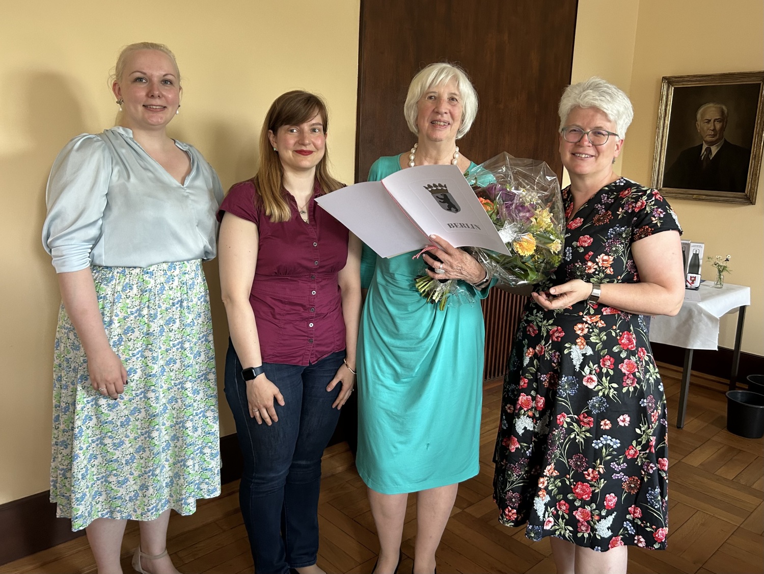 BVV-Vorsteherin Jelisaweta Kamm, Laudatorin Susanne Fischer, Preisträgerin Elisabeth Graff und Bezirksbürgermeisterin Stefanie Remlinger (v.l.).