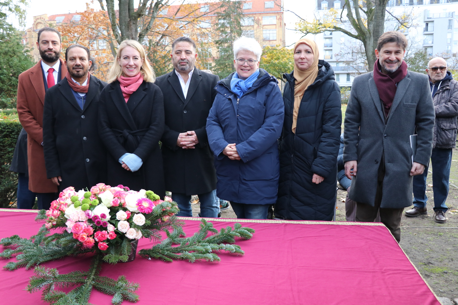 Kadir Sahin, Imam Faiz Ahmed, Dr. Almut Neumann, Musa Gönül, Stefanie Remlinger, Iman Andrea Reimann, Said Jurnal (v.l.)