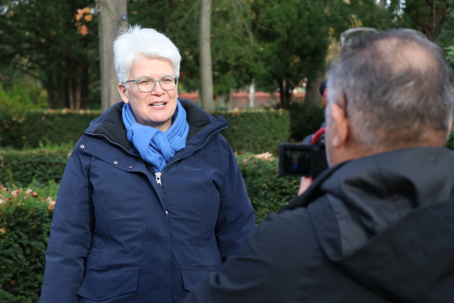 Bezirksbürgermeisterin Stefanie Remlinger bei der Eröffnung muslimischer und alevitischer Grabfelder auf dem Friedhof Seestraße