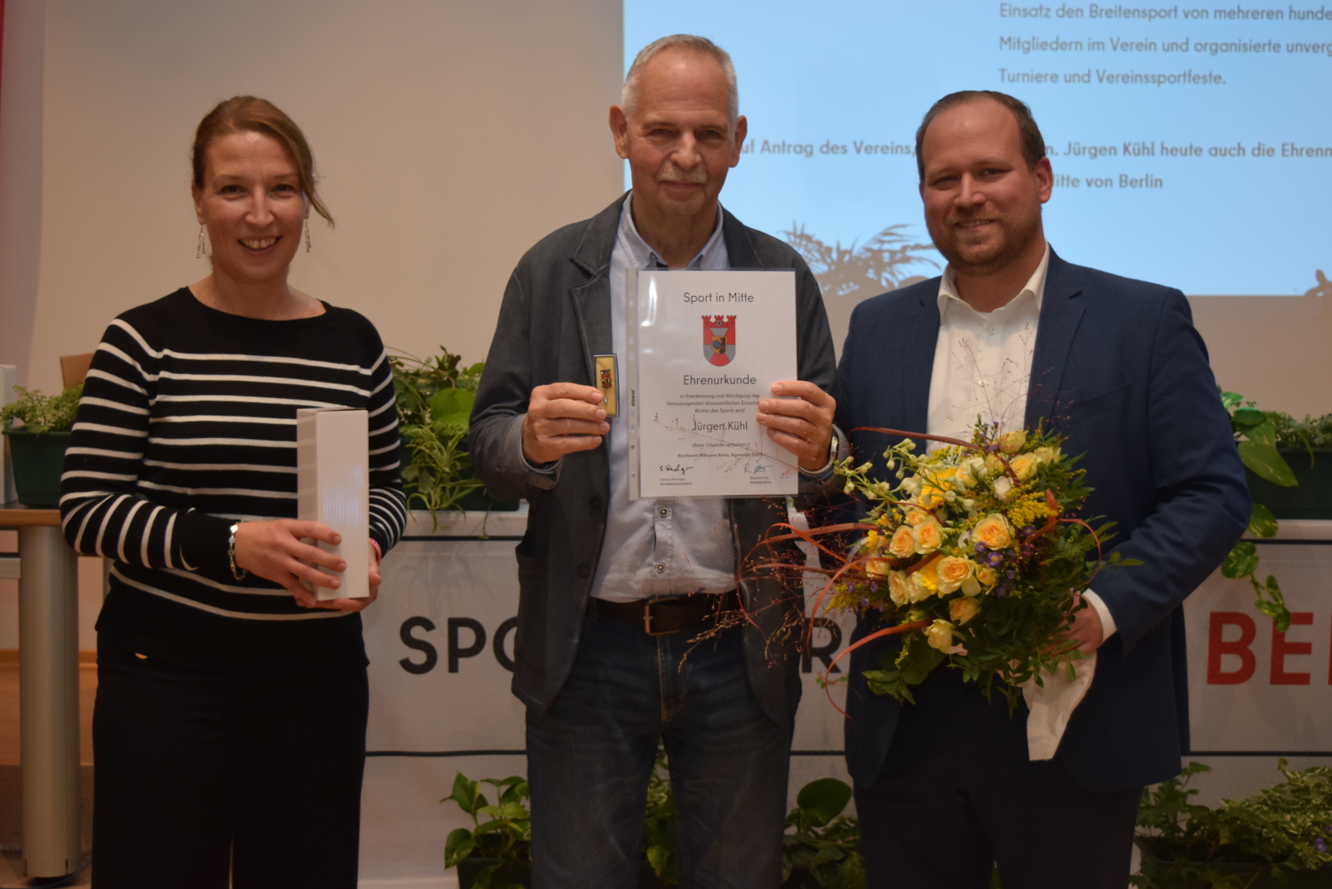 Neben der Sportlerehrung erhielt Jürgen Kühl auch die Ehrennadel des Bezirks Mitte für seinen langjährigen Einsatz beim IHW Alex 78.