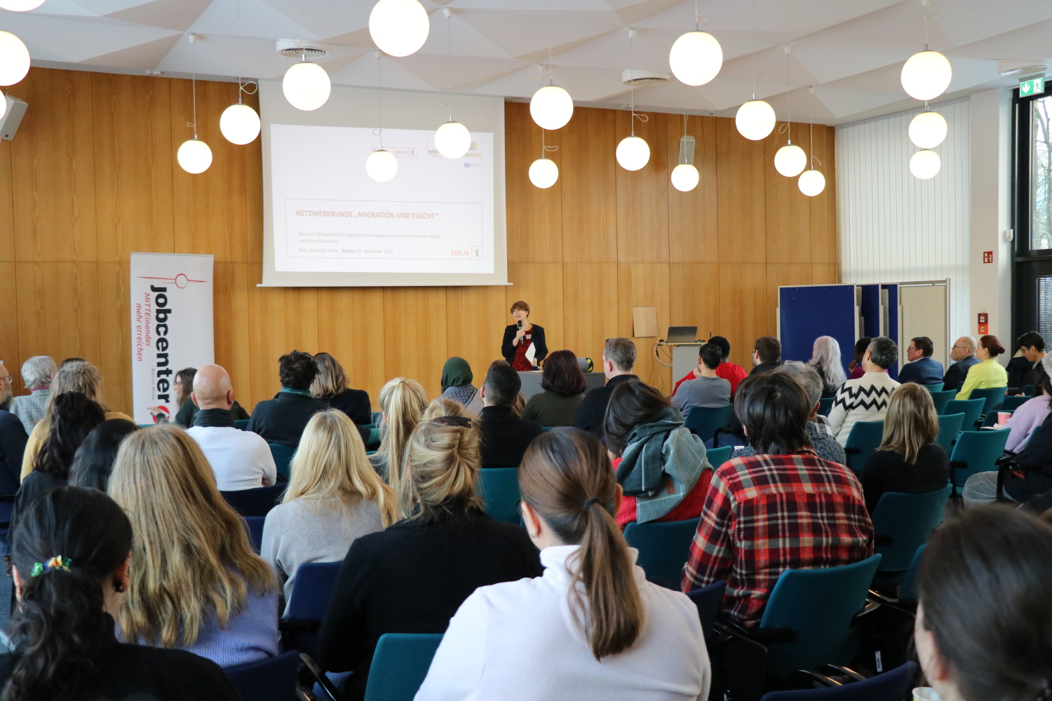 Der BVV-Saal während einer Rede.