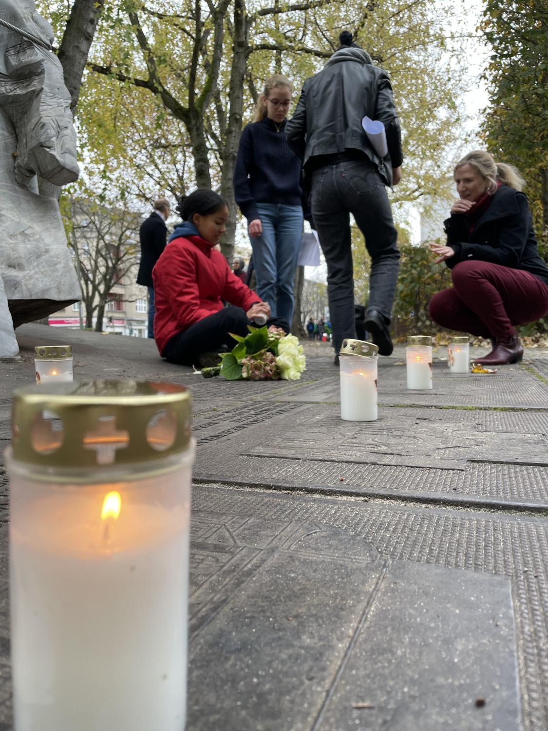 Mit Kerzen erinnerten die Schüler*innen an die mehr als 30.000 Menschen, die von der ehemaligen Synagoge in der Levetzowstraße aus deportiert wurden.