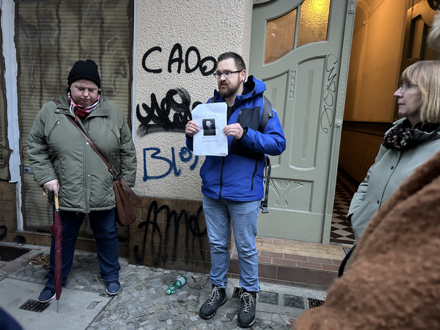 Ron Härtl bei der Stolpersteintour 