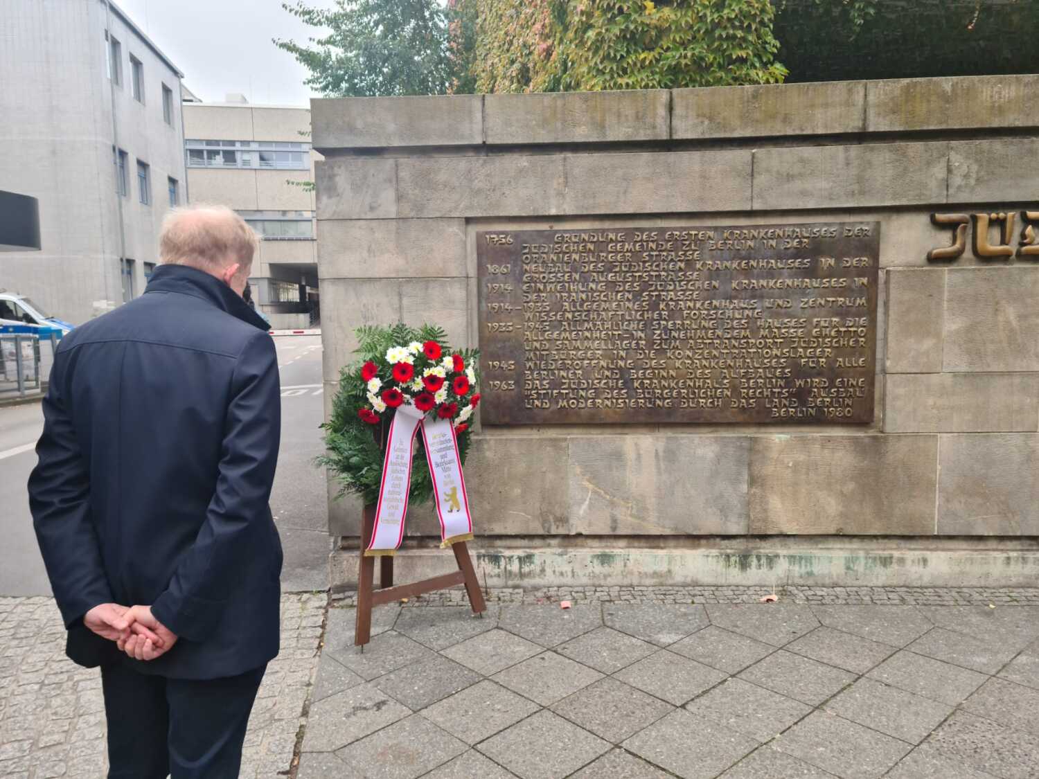Im Stillen gedachte Bezirksstadtrat Ephraim Gothe der Opfer der Reichspogromnacht vor dem Jüdischen Krankenhaus.
