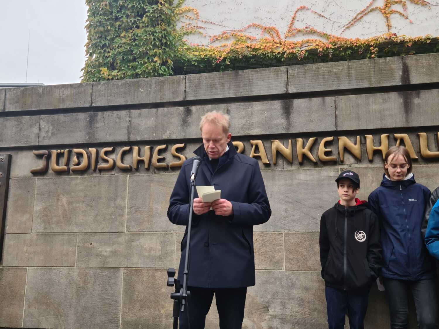 Bezirksstadtrat Ephraim Gothe erinnerte vor dem Jüdischen Krankenhaus an die Opfer der Pogromnacht.