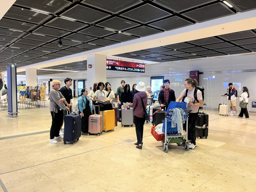 Ankunft der Jugendgruppe aus Tokio-Shinjuku am Flughafen BER.