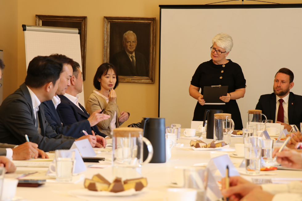 Bezirksbürgermeisterin Stefanie Remlinger begrüßt die japanische Delegation aus dem Stadtteil Tokio-Shinjuku