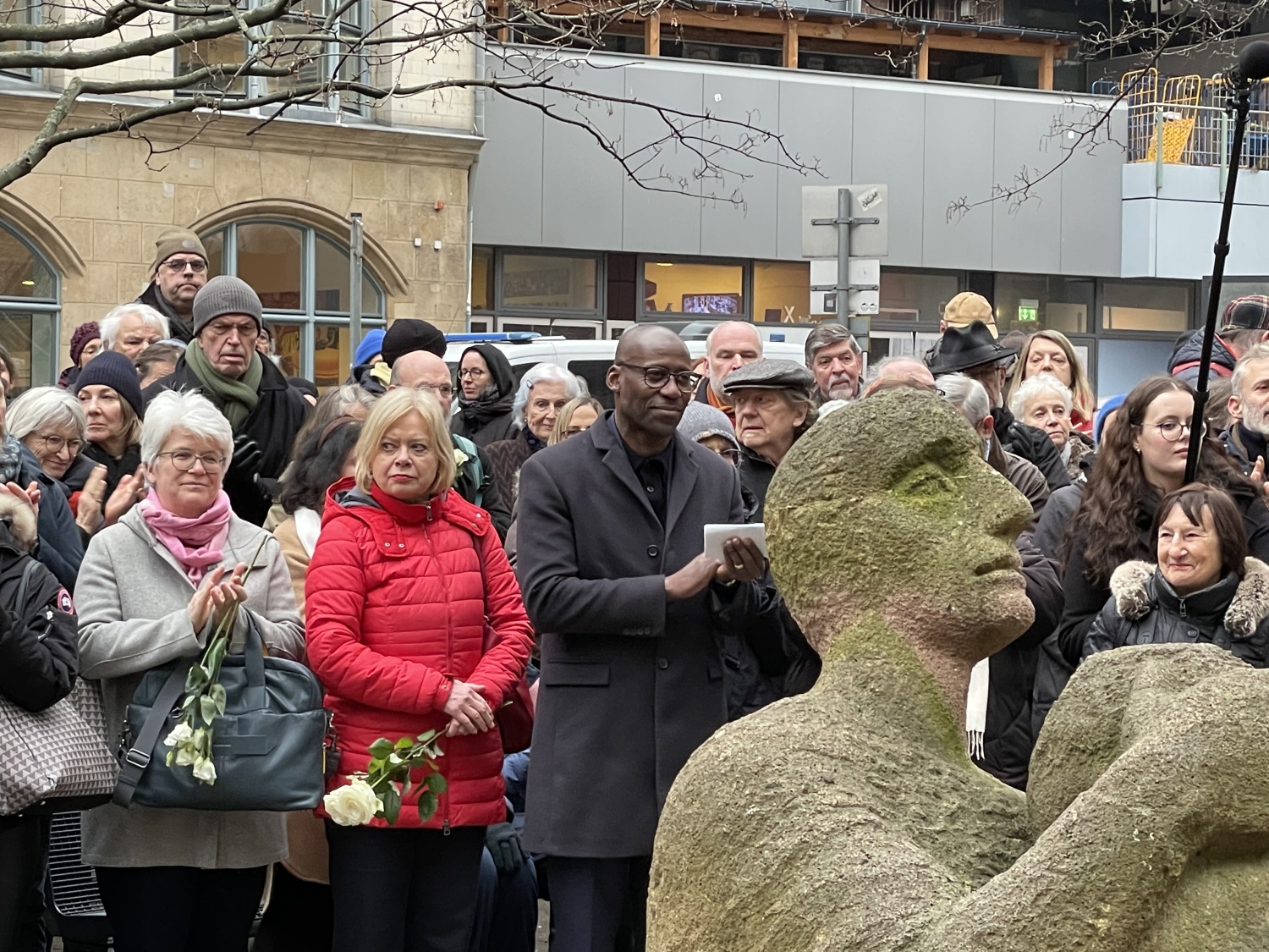 Gedenken vor Statue