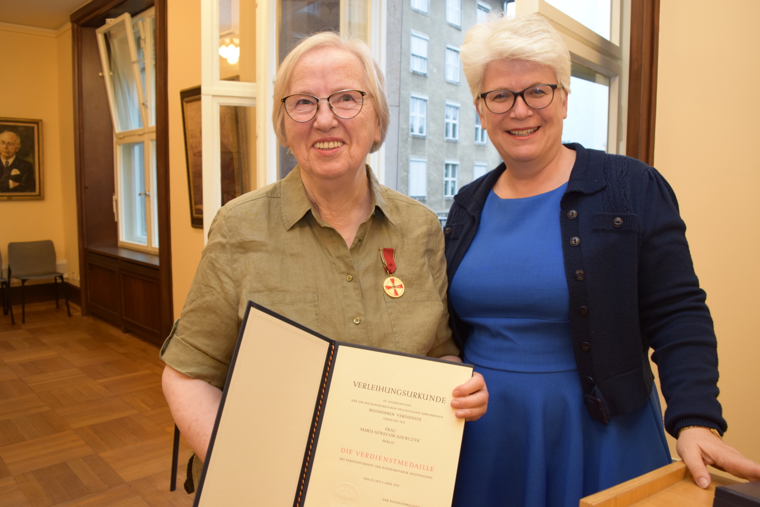 Bezirksbürgermeisterin Stefanie Remlinger überreichte die Ordensinsignien stellvertretend für den Bundespräsidenten an Szwecow-Szewczyk.