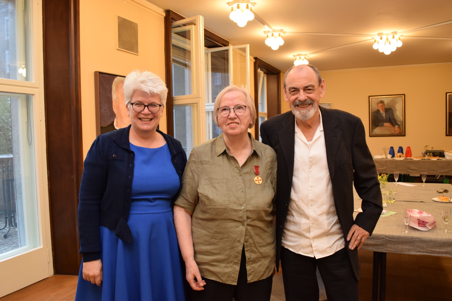 Bezirksbürgemeisterin Stefanie Remlinger, Maria Szwecow-Szewczyk und Laudator Dr. Eduard Jan Dittschek.