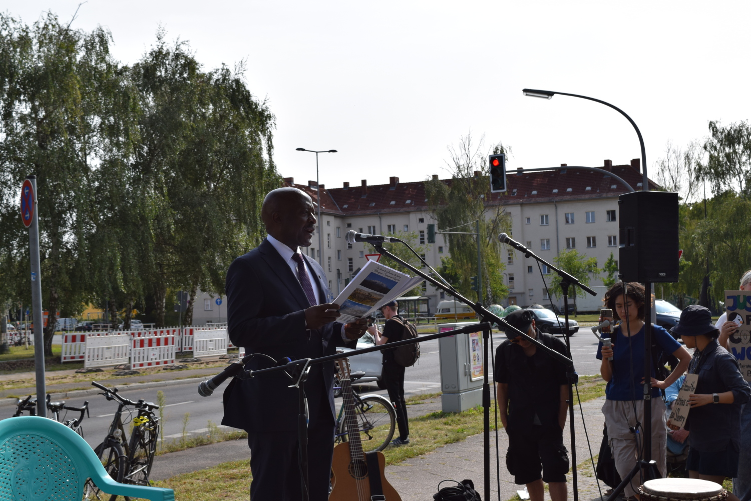 Gasto Ndwata von der tansanischen Botschaft dankte allen, die sich für die Umbenennung der Petersallee eingesetzt haben.