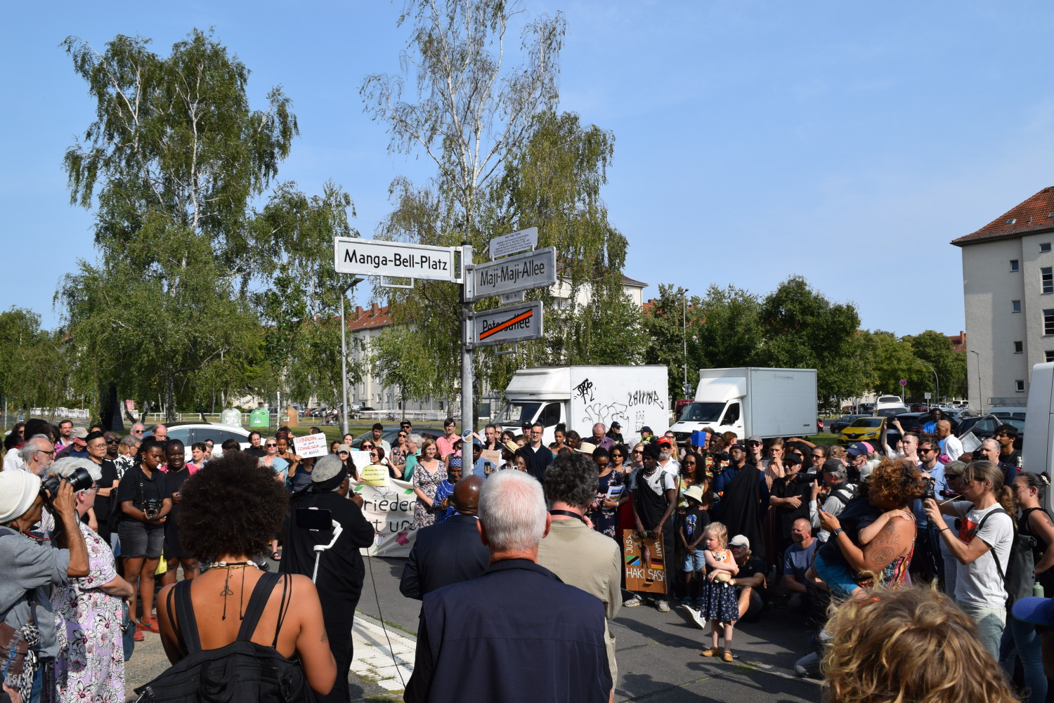 Vom Manga-Bell-Platz bis zur Windhuker Straße führt ab sofort die Maji-Maji-Allee.