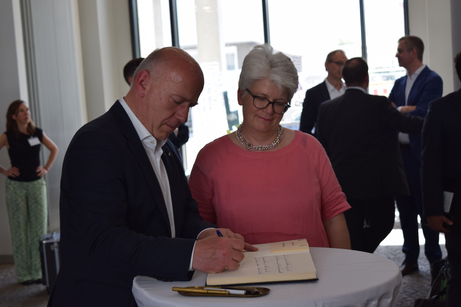 Der Regierende Bürgermeister Kai Wegner trug sich ins Ehrenbuch des Bezirks ein.