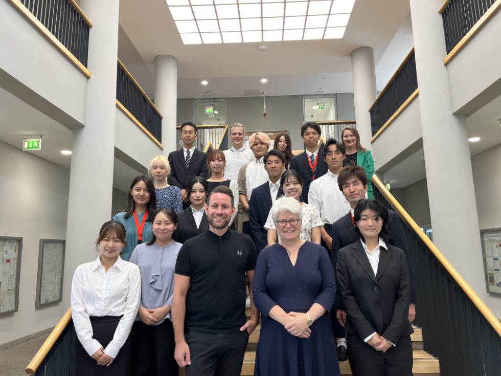 Gruppenbild mit Bezirksbürgermeisterin Stefanie Remlinger, Bezirksstadtrat Christoph Keller und der japanischen Jugendgruppe aus Tokio-Shinjuku.