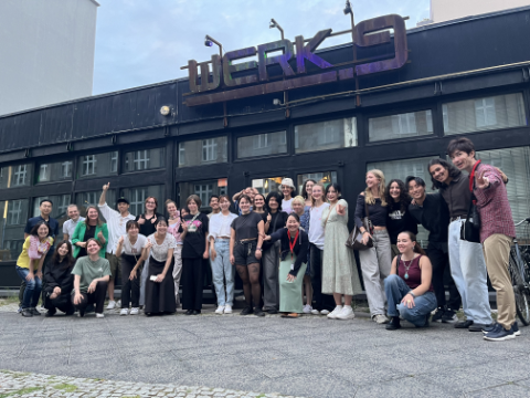 Gruppenbild der Jugendaustausch-Gruppen aus Berlin Mitte und Tokio-Shinjuku vor dem Werk9.