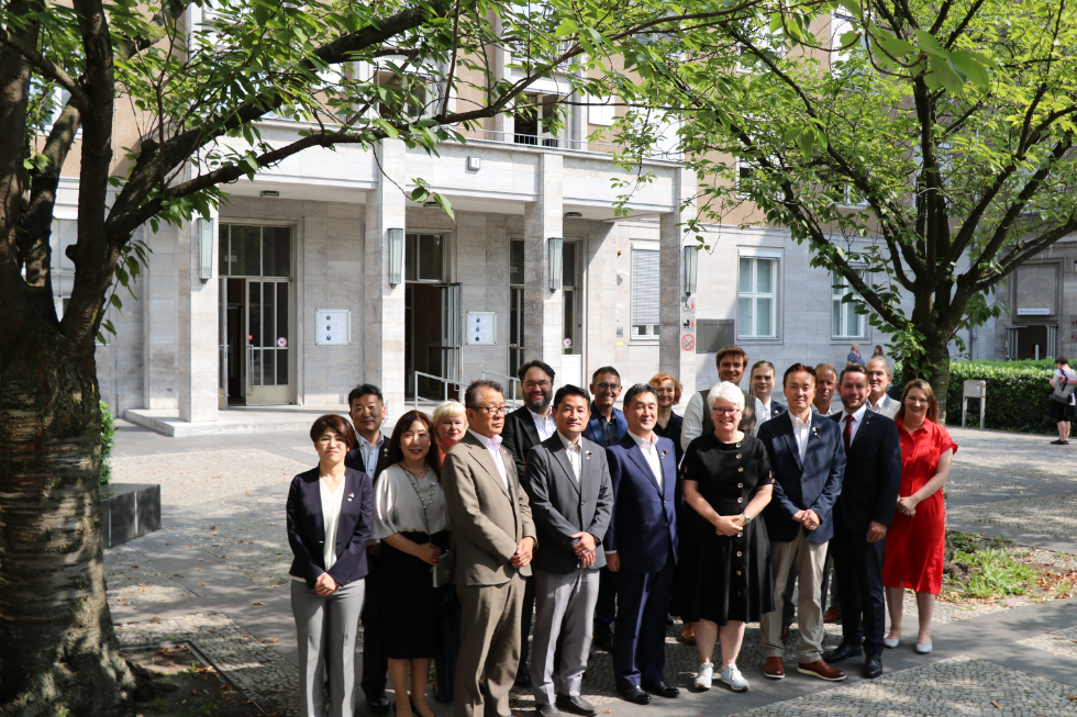 Gruppenbild der japanischen Delegation mit Bezirksbürgermeisterin Stefanie Remlinger, Beizkrsstadtrat Christoph Keller und BVV Mitgliedern.