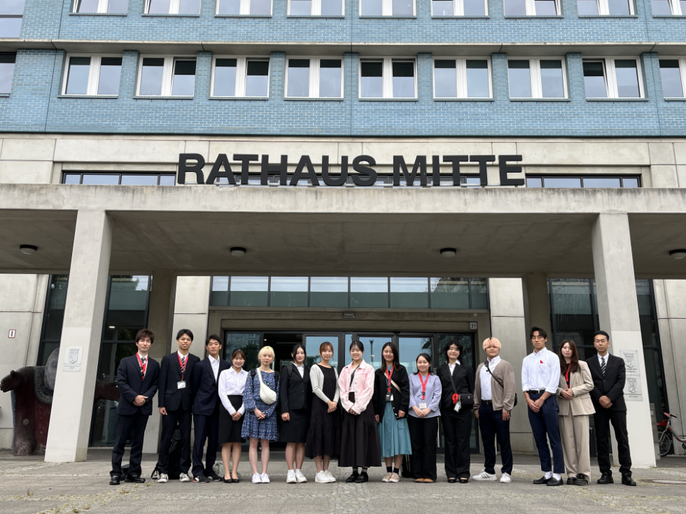 Gruppenbild der japanischen Jugendlichen aus Tokio-Shinjuku vor dem Rathaus Mitte