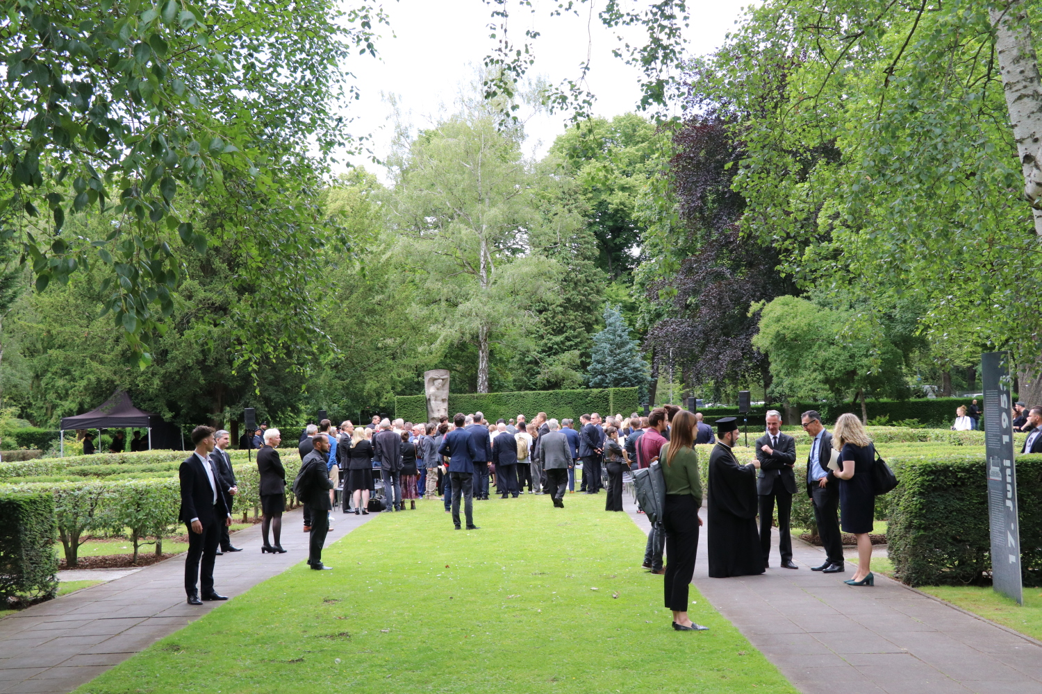 Die Gedenkgemeinschaft auf dem Urnenfriedhof.