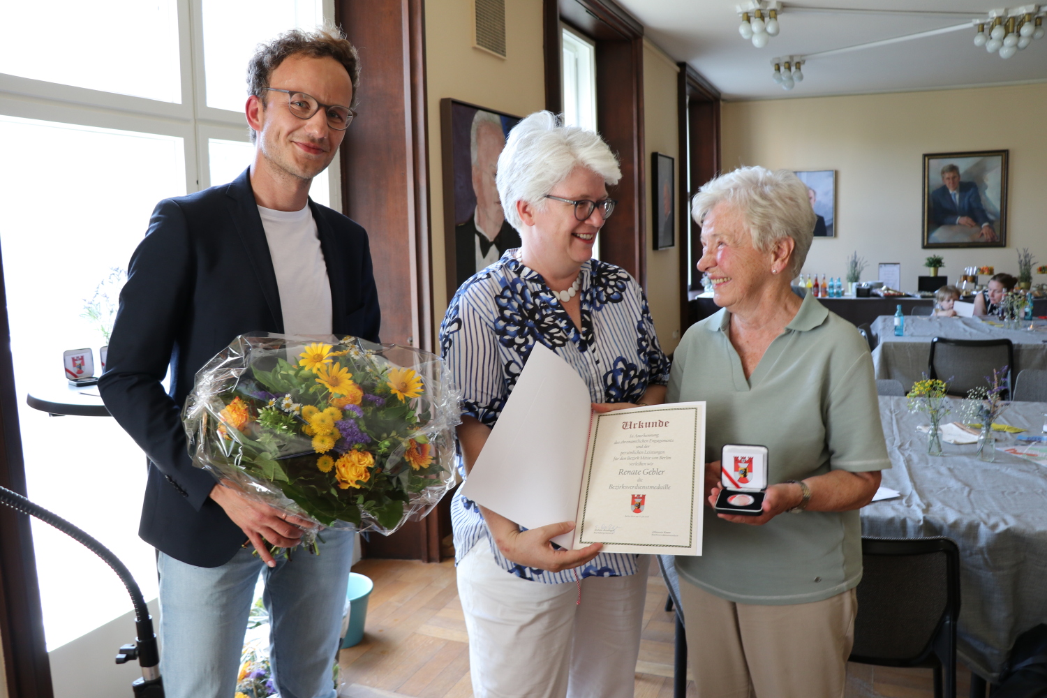 Laudator Mathias Schulz, Preisträgerin Renate Gebler und Bezirksbürgermeisterin Stefanie Remlinger.