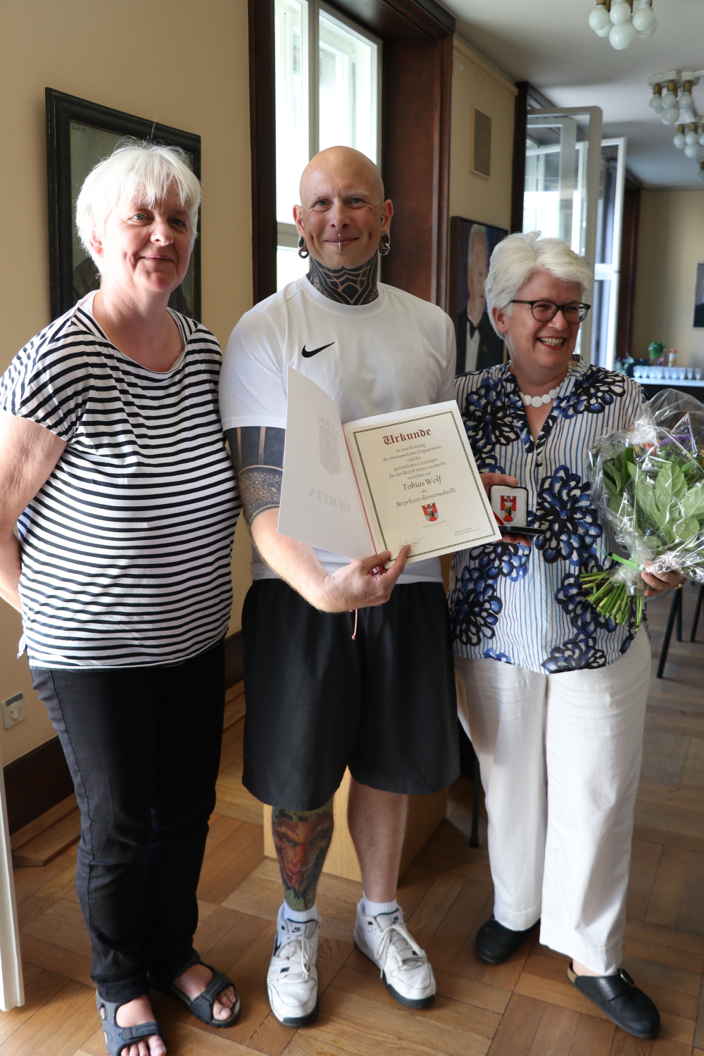 Tobias Wolf von Fixpunkt e.V. wurde ebenfalls mit der Bezirksverdienstmedaille geehrt.