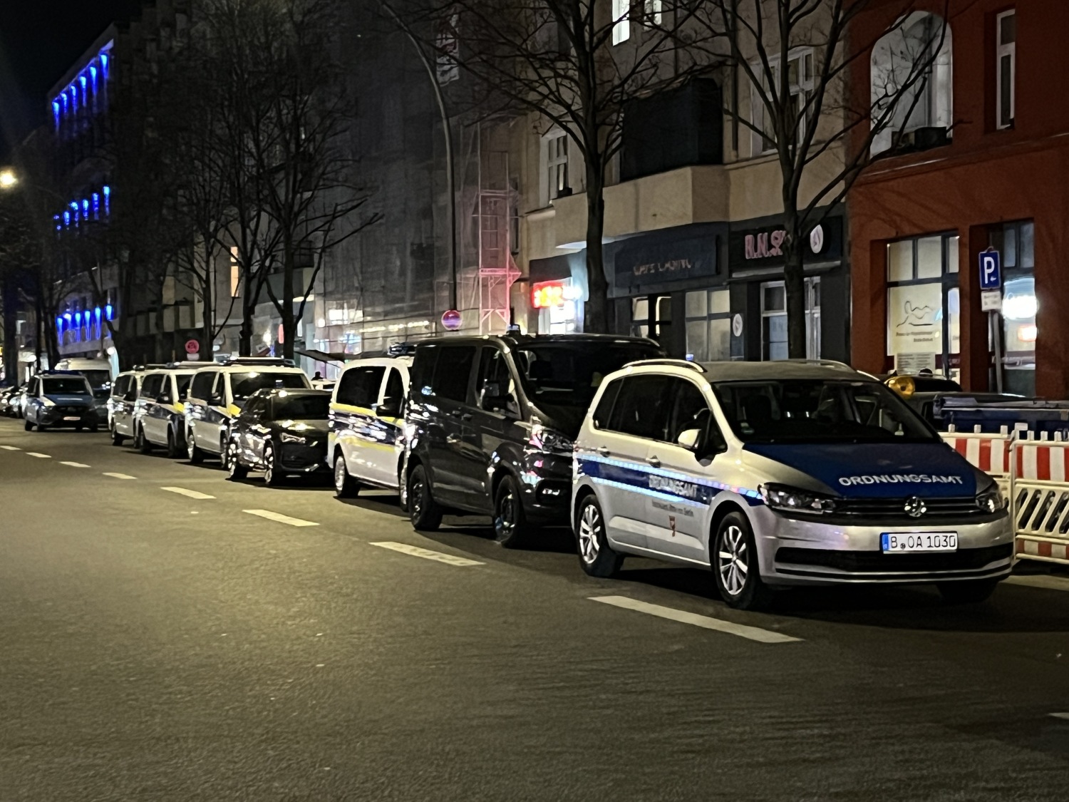 Einsatzfahrzeuge von Ordnungsamt, Polizei und Zoll