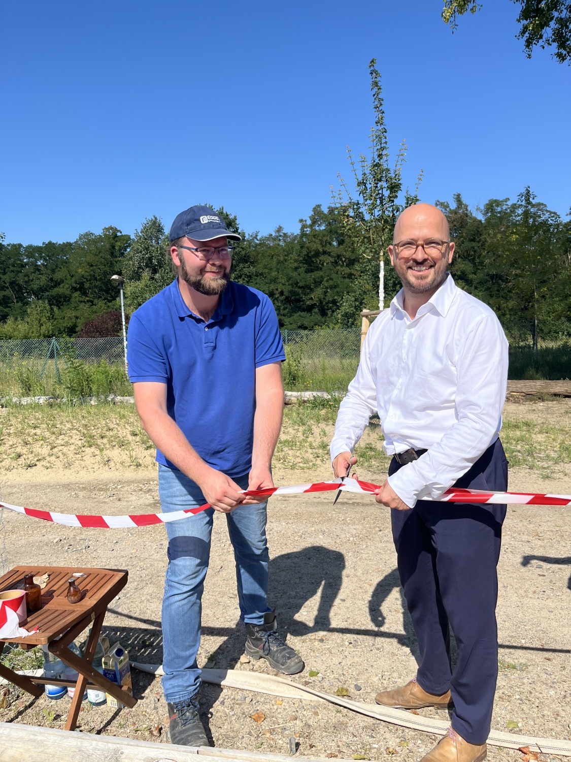 Bezirksstadtrat Christopher Schriner (r.) eröffnete am 15. Juli 2024 die neue Grünfläche auf dem ehemaligen Kiesumschlagplatz.