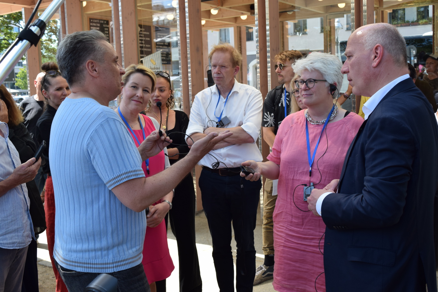 Joachim Hampel (l.) von der Wendepunkt gGmbH empfing Senat und Bezirksamt am Café Leo.