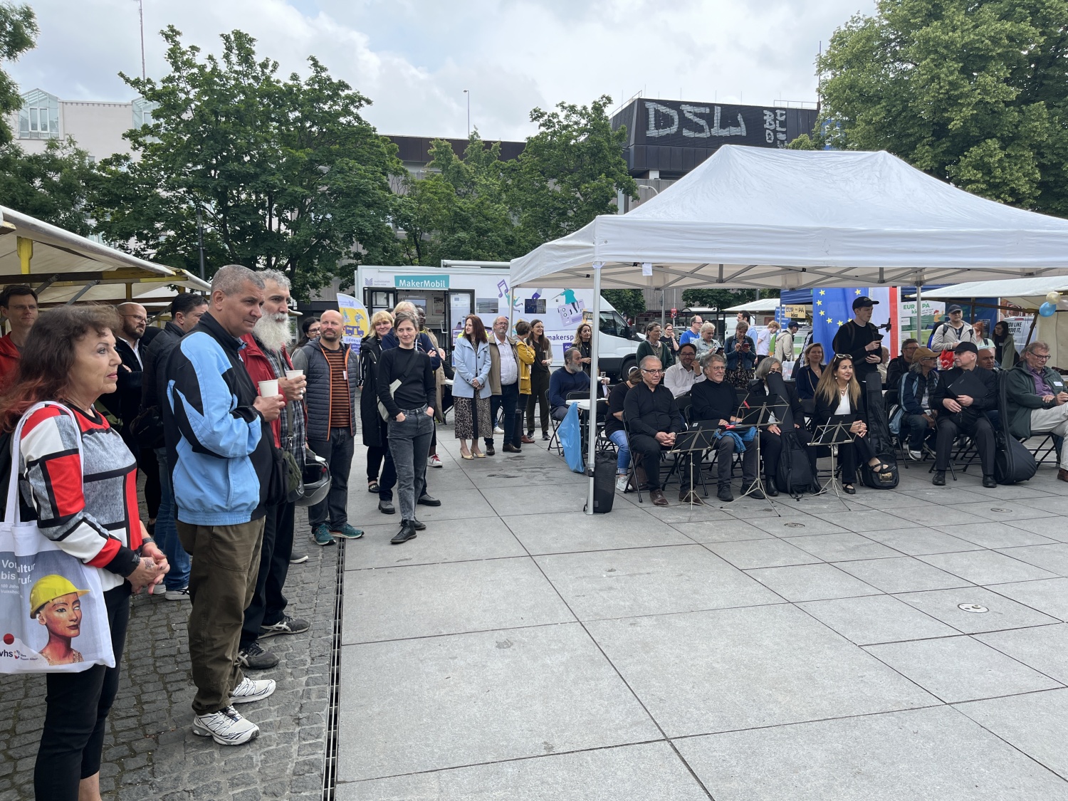 Zahlreiche Besucher*innen waren zum Rathaus vor Ort gekommen.