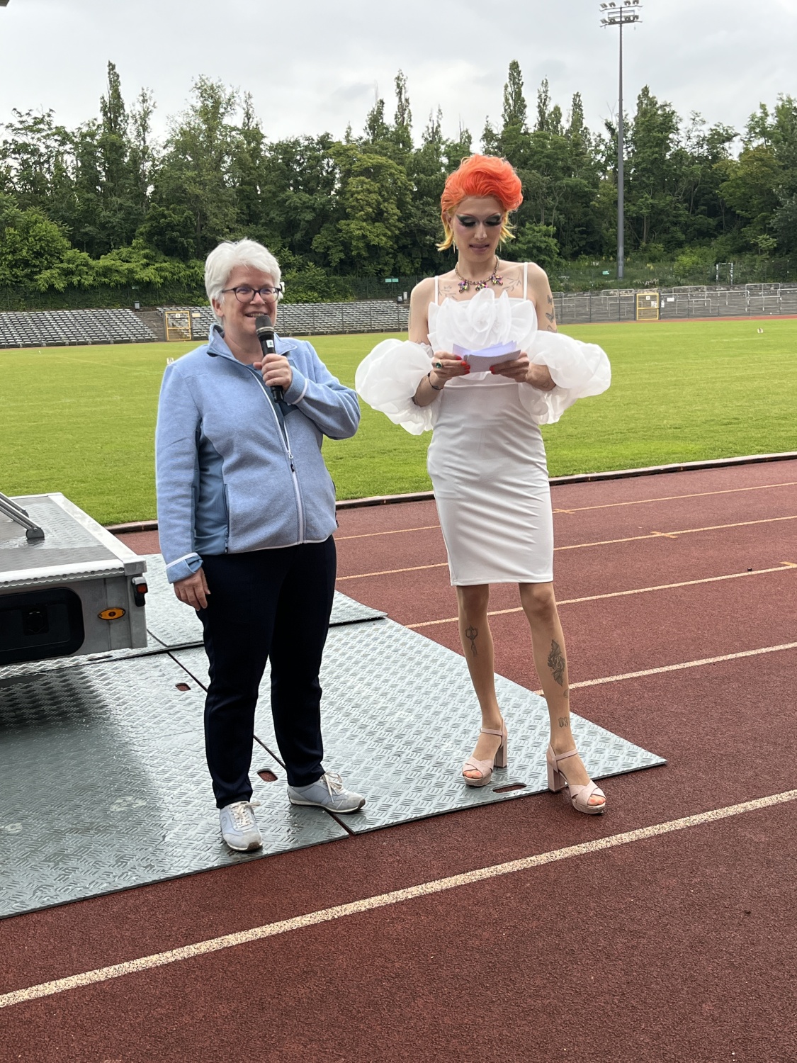 Bezirksbürgermeisterin Stefanie Remlinger und Dragqueen Amy Strong bei der Eröffnung des Pride House.