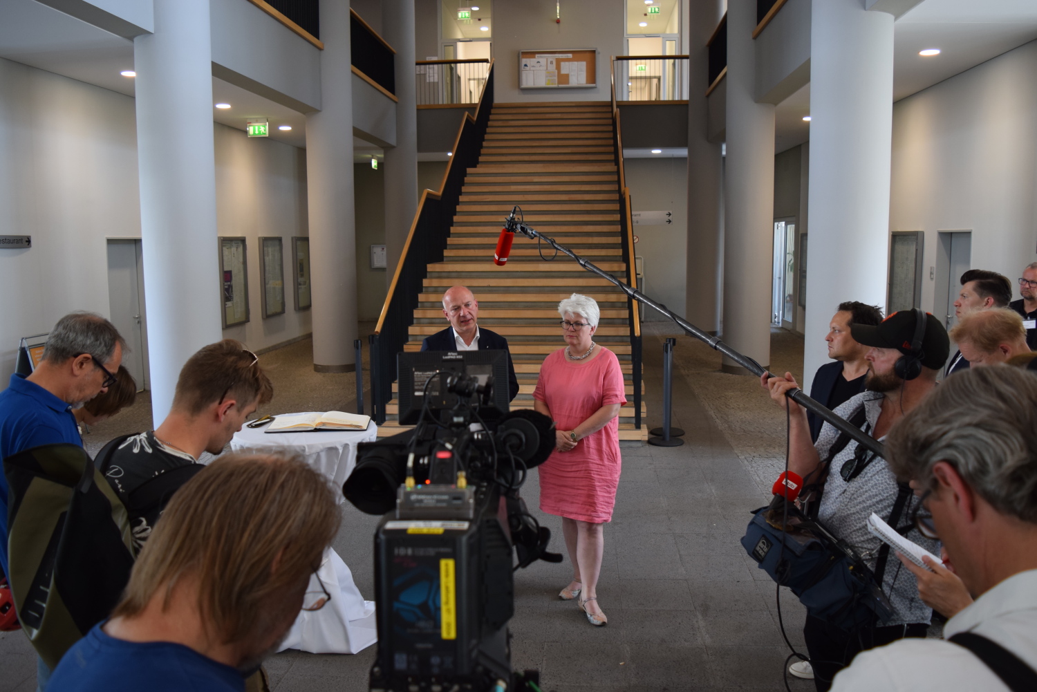 Im Foyer des Rathauses Mitte stellten sich der Regierende Bürgermeister Kai Wegner und Bezirksbürgermeisterin Stefanie Remlinger den Fragen der Presse.