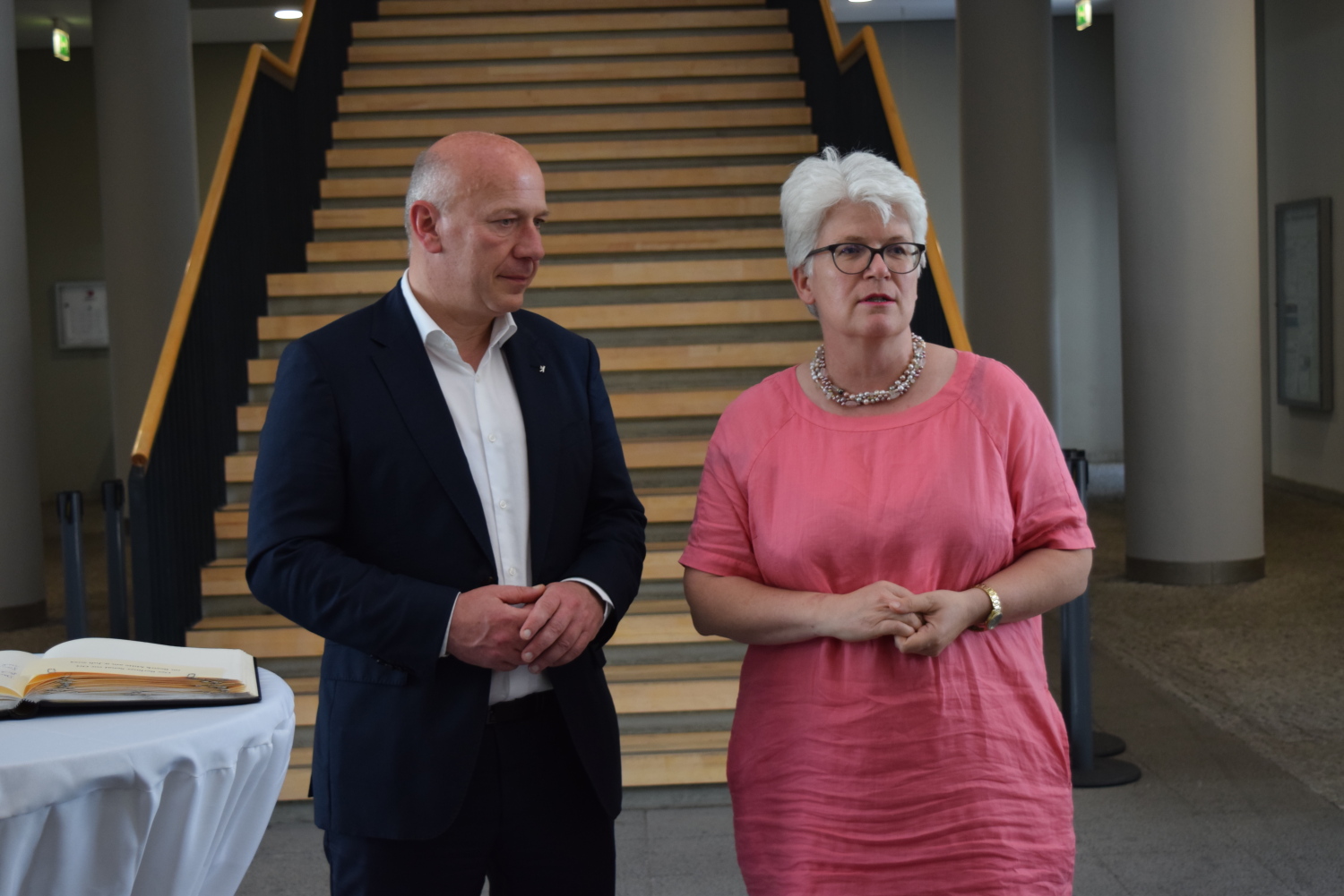 Bezirksbürgermeisterin Stefanie Remlinger begrüßte den Regierenden Bürgermeister Kai Wegner im Rathaus Mitte.