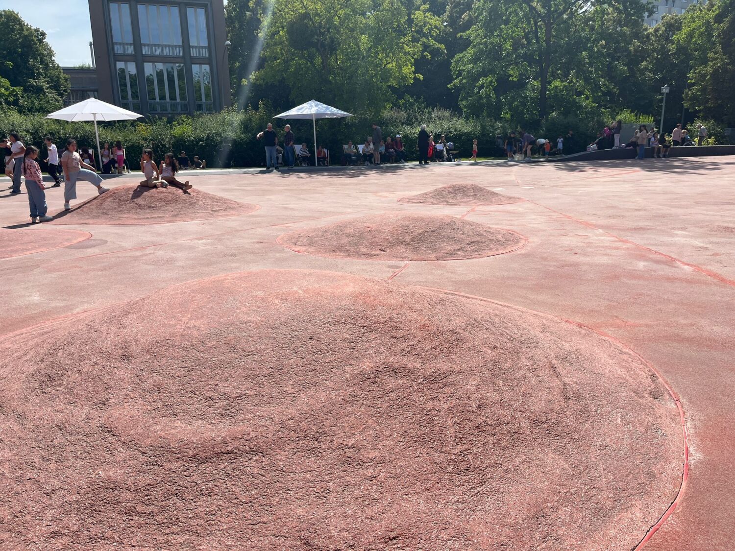 Der rote Bodenbelag soll an die Oberfläche des Mars erinnern.