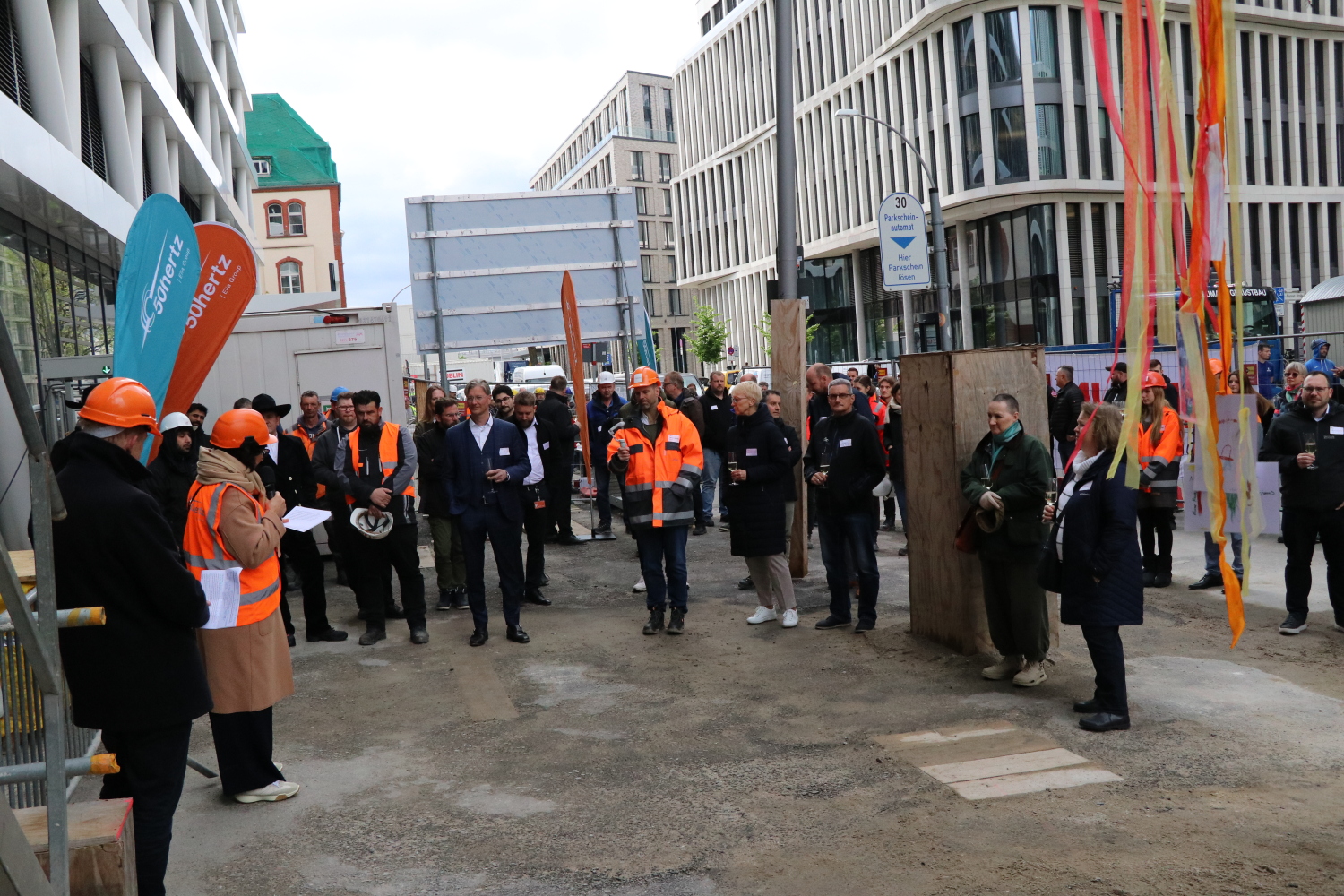 Die Zuschauer*innen beim Richtfest.