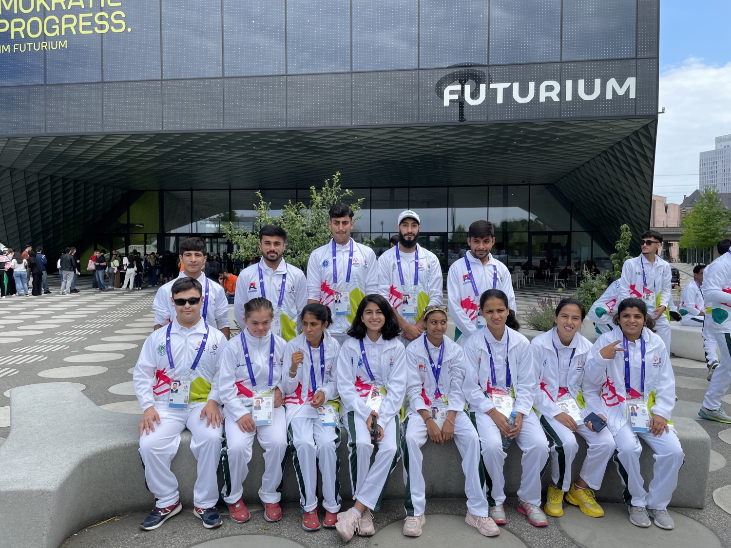 Gruppenbild eines Teils der pakistanischen Delegation vor dem Futurium Berlin