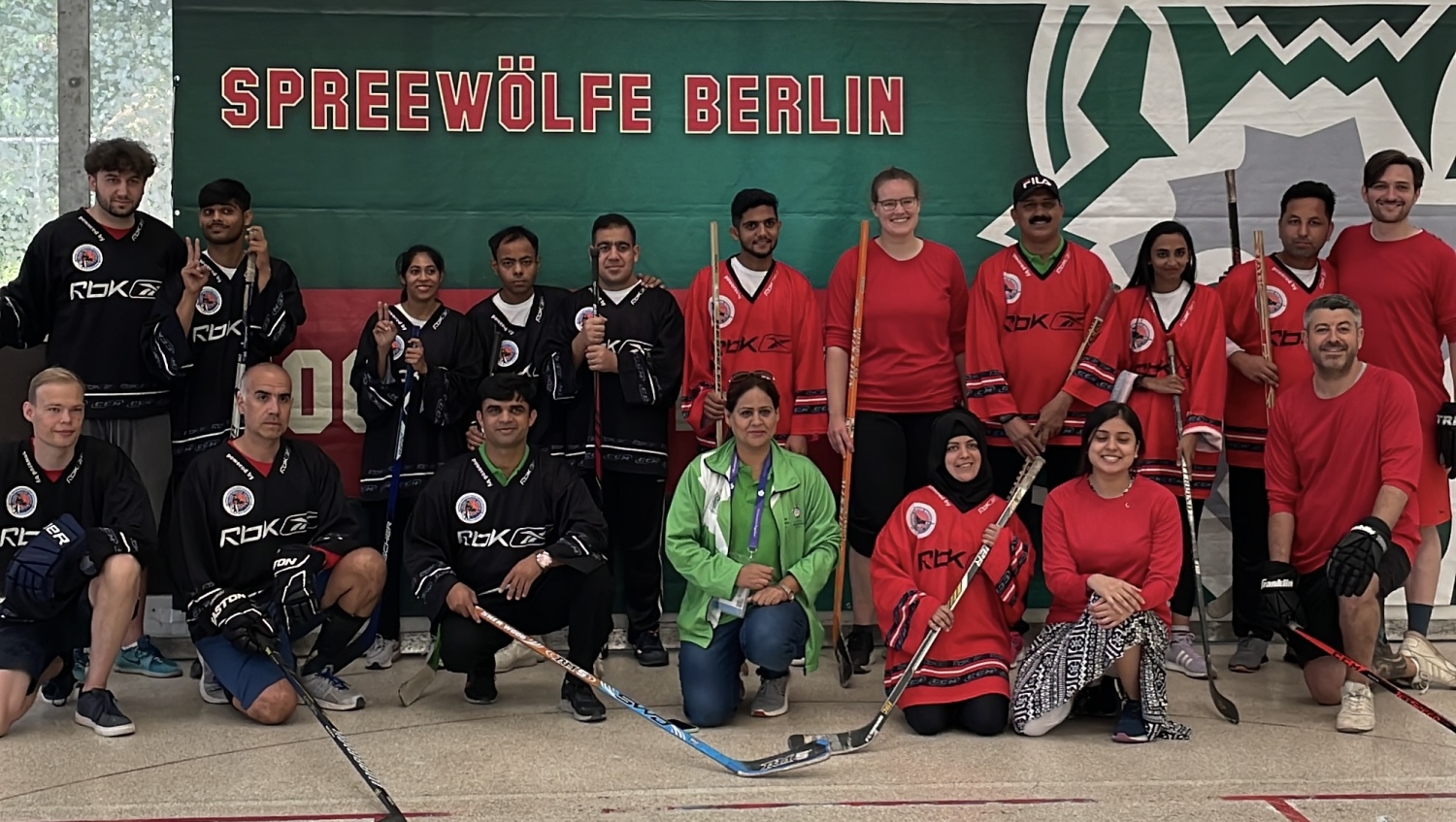 Gruppenbild einiger pakistanischer Athlet*innen mit den Spreewölfen Berlin
