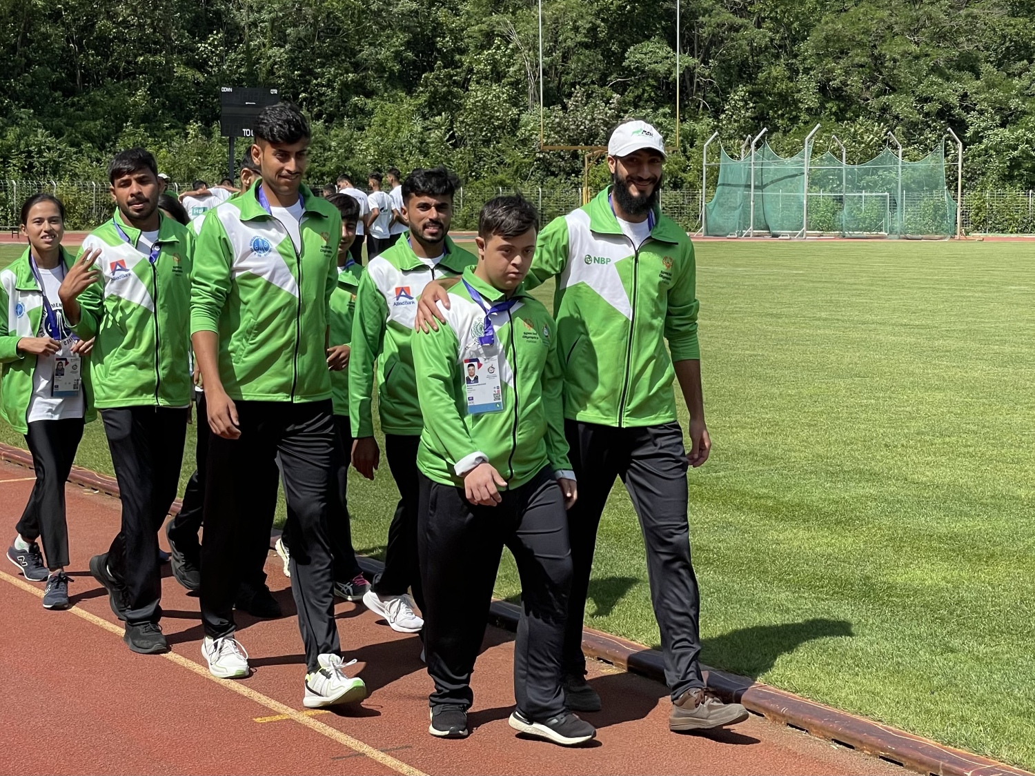 Team der pakistanischen Delegation auf der Laufstrecke des Poststadions