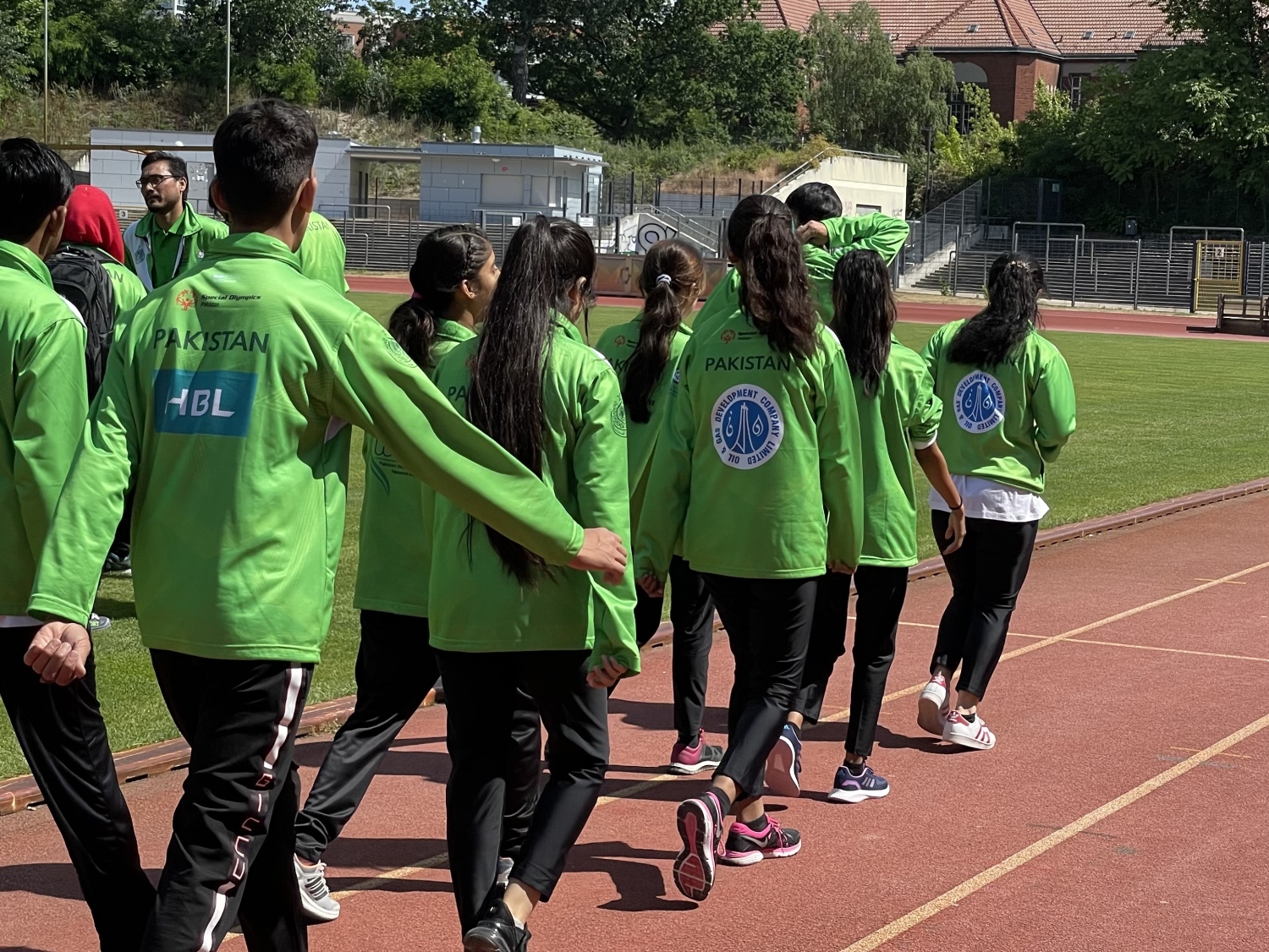 Team der pakistanischen Delegation auf der Laufstrecke des Poststadions