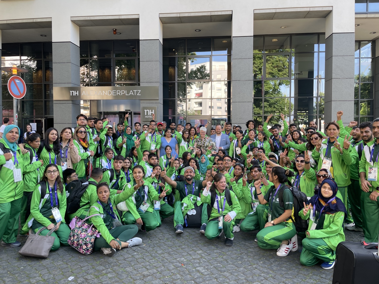 pakistanische Delegation vor dem NH Hotel Alexanderplatz