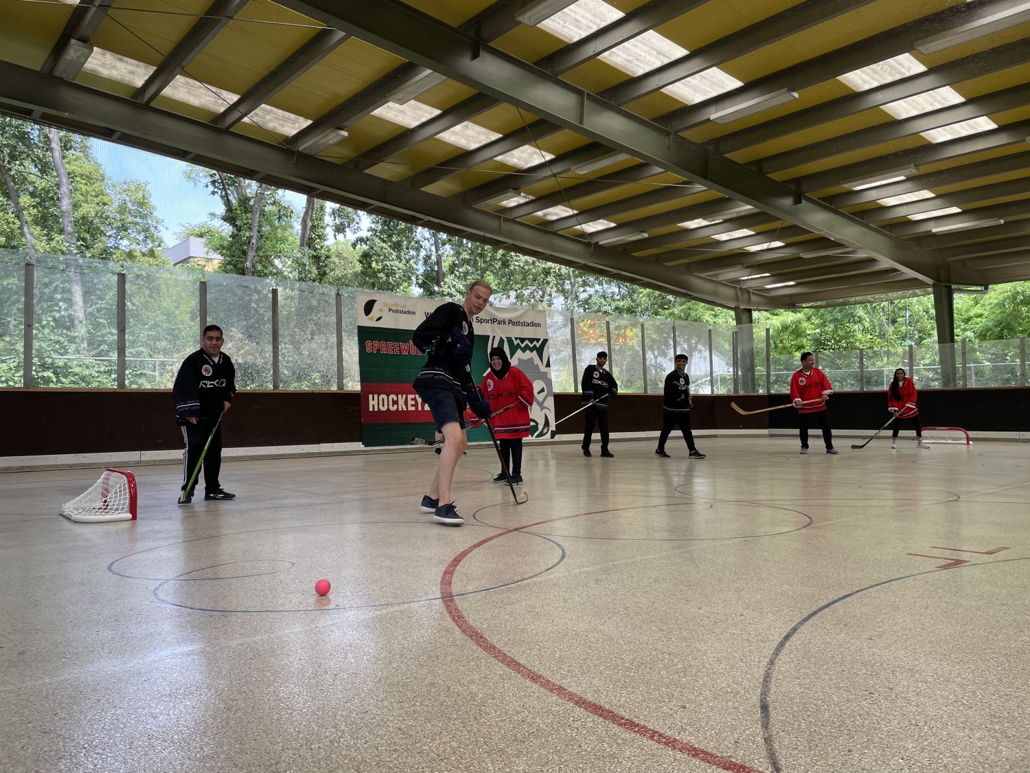 pakistanische Athlet*innen beim Hockeyspielen mit den Spreewölfen Berlin