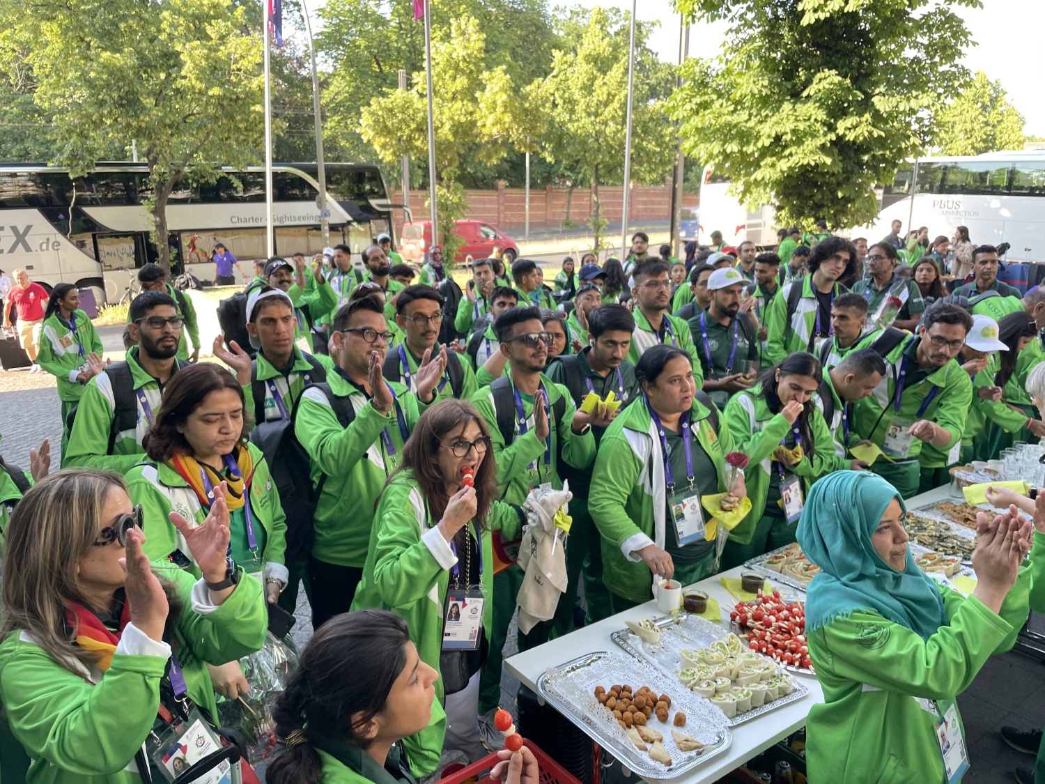 Ankunft der pakistanischen Delegation in Berlin vor dem NH Hotel Alexanderplatz