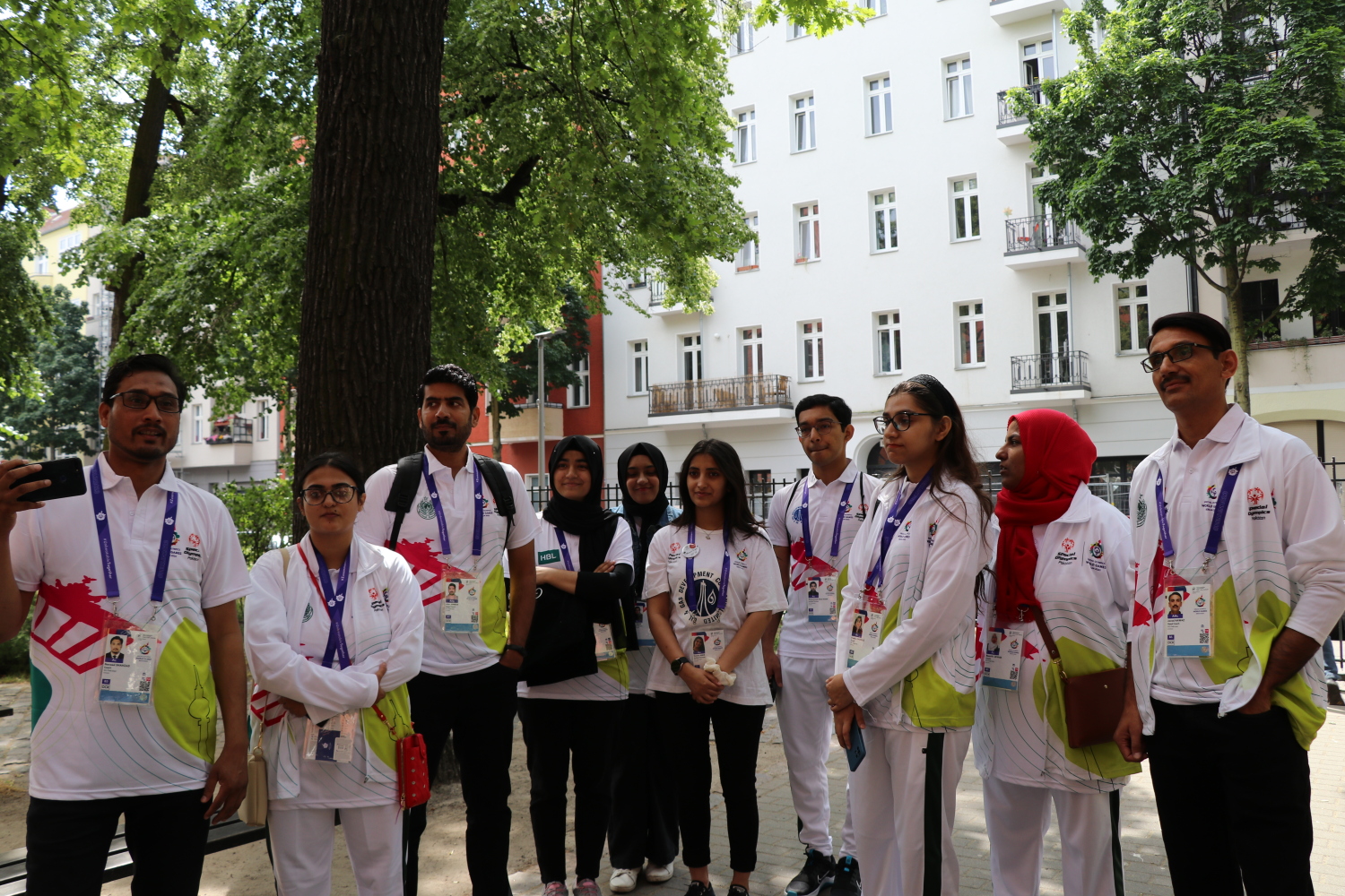 Teil der pakistanischen Delegation vor der Schule am Zille-Park in Berlin Mitte